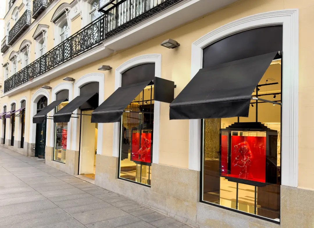 Façade vitrine de magasin en aluminium sur mesure à Villars-sur-Var